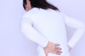 慢性的な﻿ 腰のダルさを﻿ 改善するツボ﻿ ﻿